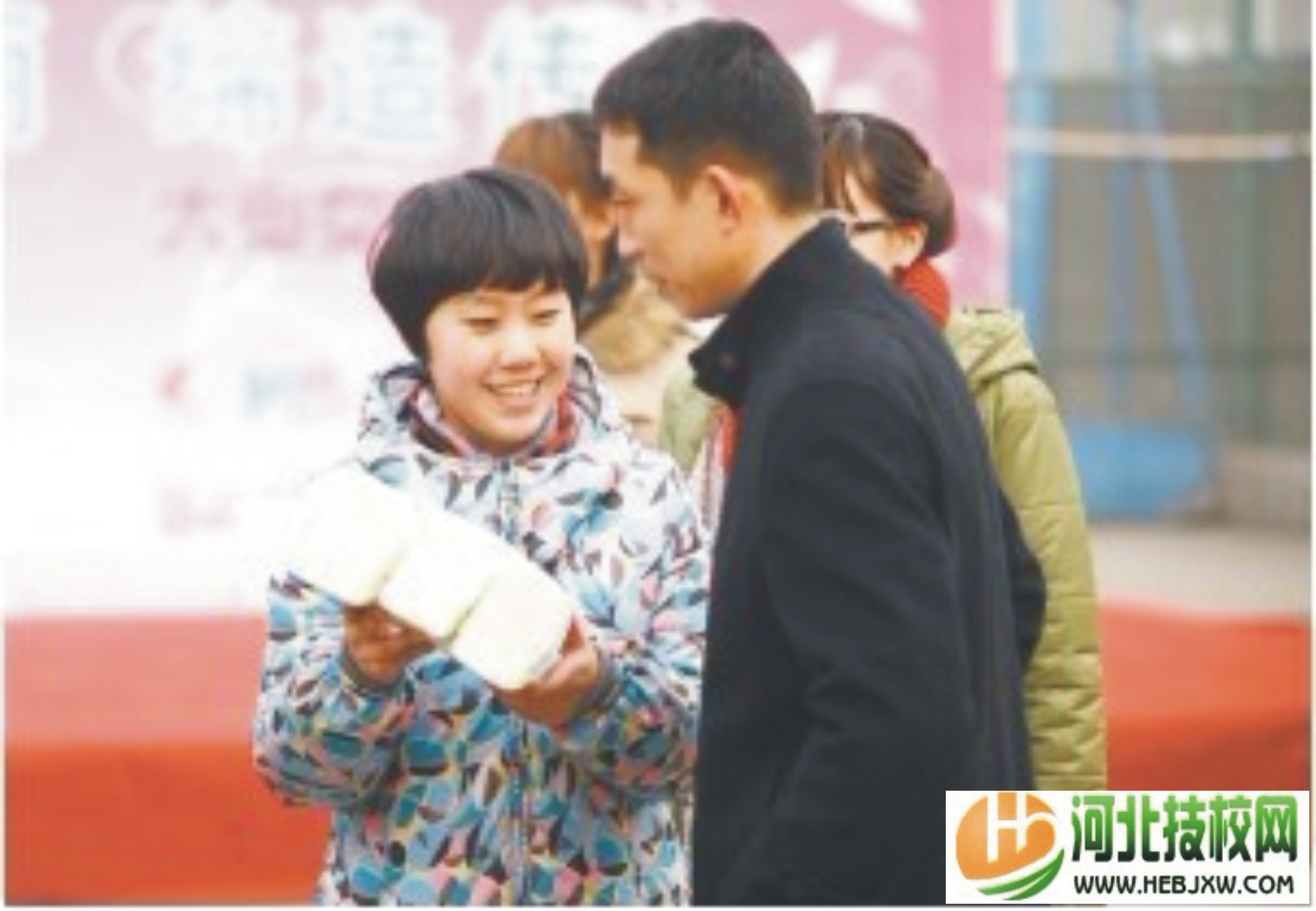 參賽女大學(xué)生現場(chǎng)模擬推銷(xiāo)紙巾