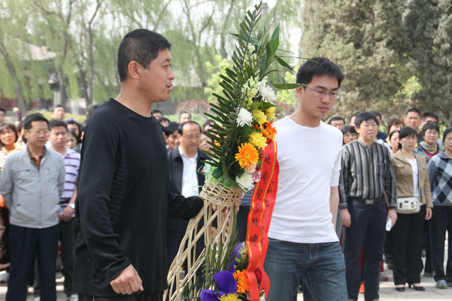 向劉胡蘭烈士墓敬獻花籃