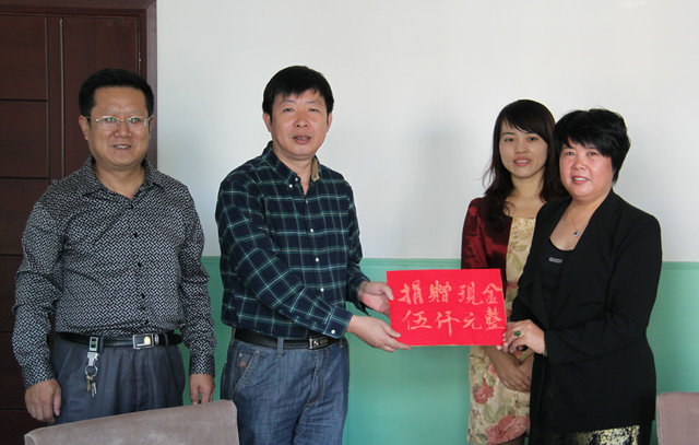 河北商貿學(xué)校學(xué)生家長(cháng)向孤兒學(xué)生獻愛(ài)心