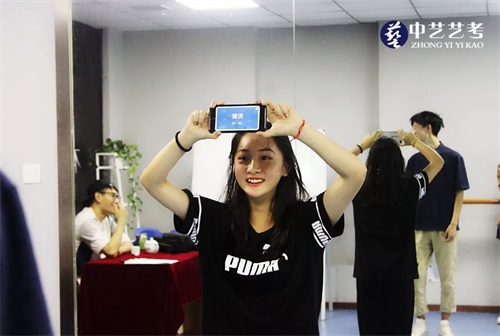 北京中藝藝考學(xué)校,讓藝考變得更加簡(jiǎn)單。 北京中藝藝考學(xué)校,讓藝考變得更加簡(jiǎn)單。