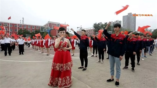 超燃快閃MV!西安建筑工程技師學(xué)院千人唱響《我和我的祖國》 快閃三秦“六地”獻禮共和國70華誕! 超燃快閃MV!西安建筑工程技師學(xué)院千人唱響《我和我的祖國》 快閃三秦“六地”獻禮共和國70華誕!